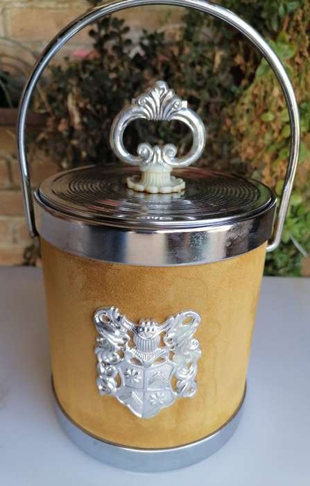 Ice bucket with crest