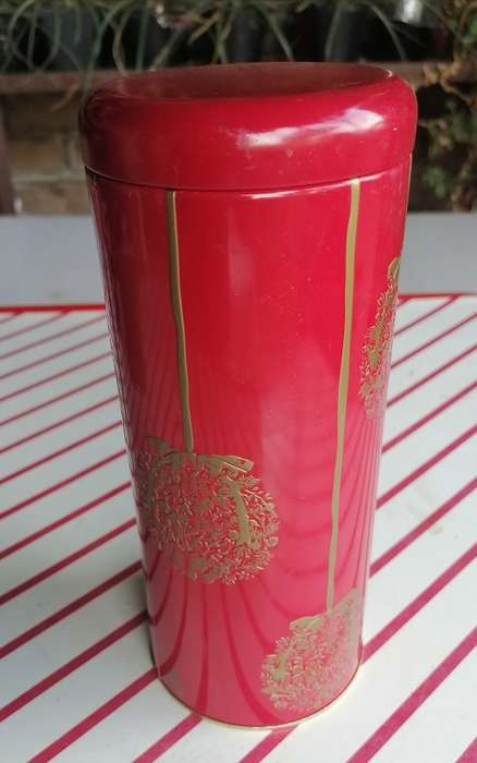 Chocolate enrobed toffees tin