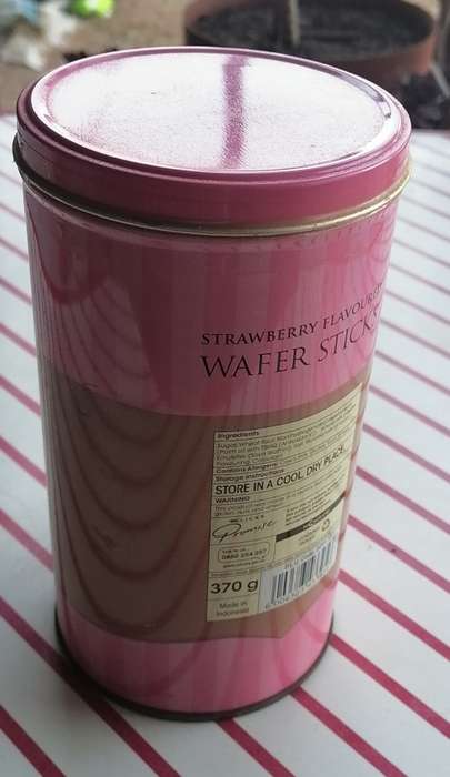 D. Licious wafer sticks tin