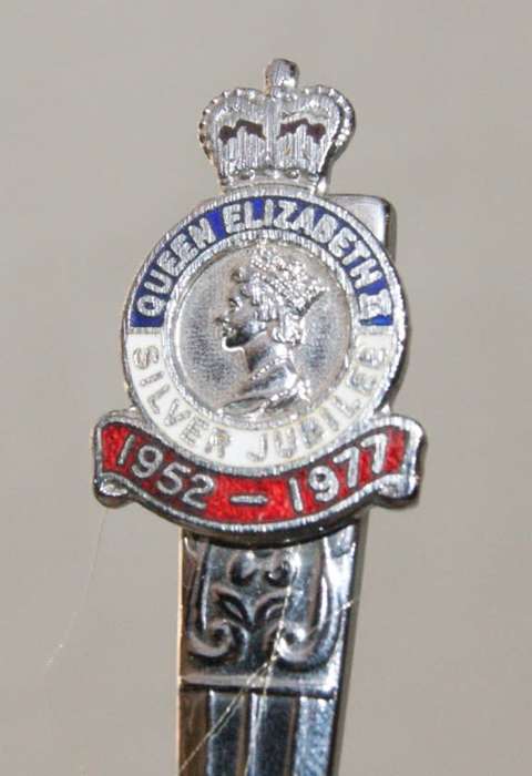 Queen Elizabeth Silver Jubilee Teaspoon x2