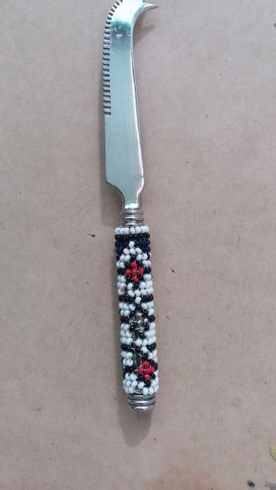 Hand-beaded curled cheese Knife - Silver Plated