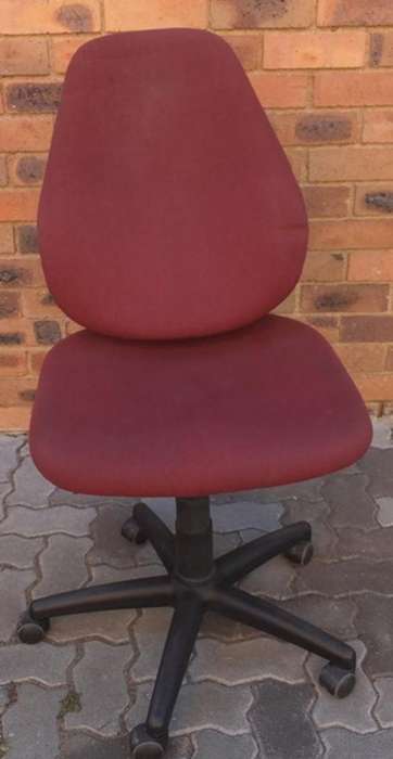 OFFICE CHAIR OR FOR HOME STUDY ON CASTORS IN DECENT CONDITION