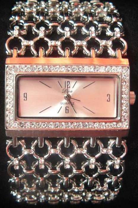 STUNNING WOMENS QUARTZ SILVER WATCH!!