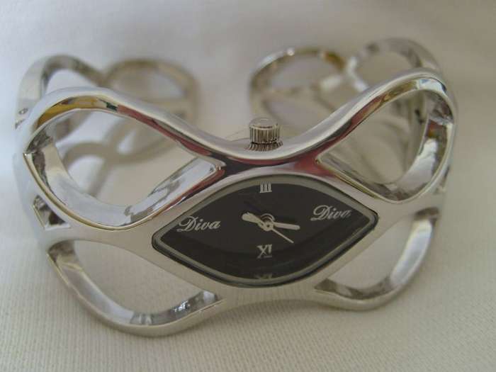 STUNNING LADYS DIVA BRACELET WATCH !!! BLACK FACE (EXELLENT QUALITY)