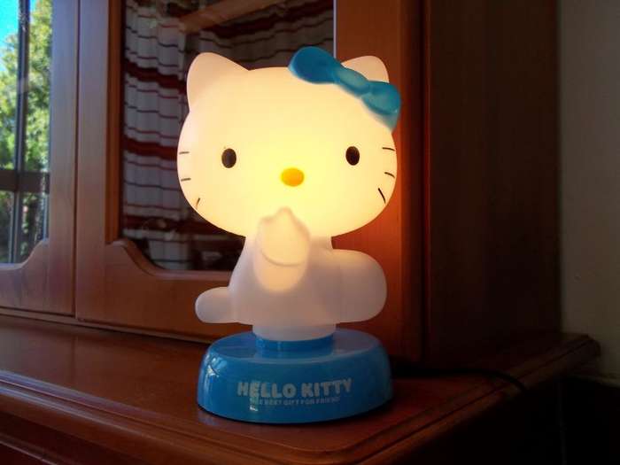 HELLO KITTY BEAUTIFULL BEDSIDE LAMP MAKE CHILDREN OF ALL AGES HAPPY!!!