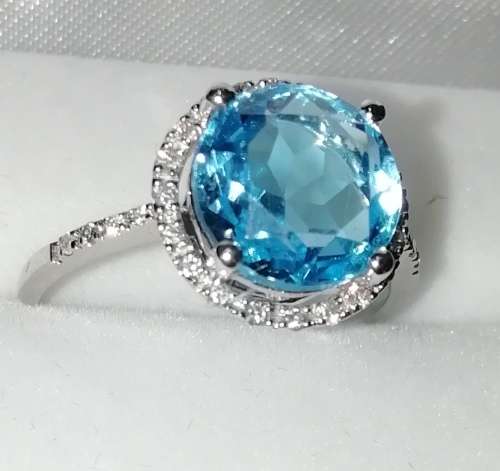 18ct white gold, Blue Topaz and Diamond ring