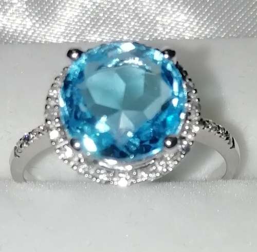 18ct white gold, Blue Topaz and Diamond ring