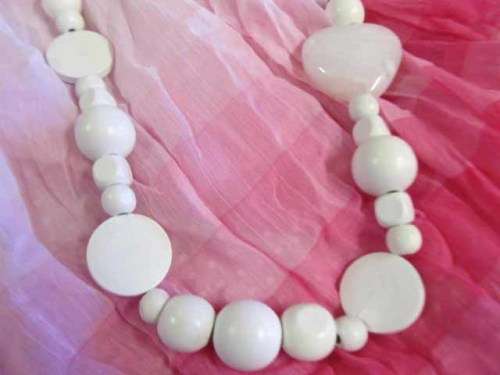 Burtell Necklace, Wooden Beads, White And Resin Heart, 72cm, 1pc