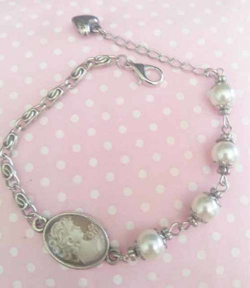 Mistique Bracelet,  Beige Centre Piece And Glass Pearls With Nickel Chain, Lobster Clasp, 19cm., 1pc
