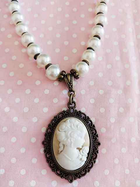 Perrine Necklace, Beige Glass Pearls With Cameo Style Pendant, Toggle Clasp, 48cm, 1pc