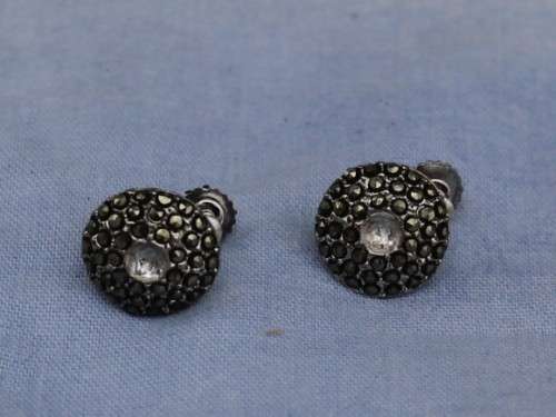 Vintage screw on earrings