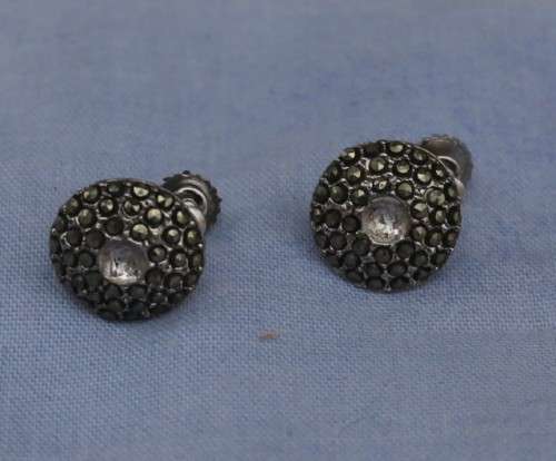 Vintage screw on earrings