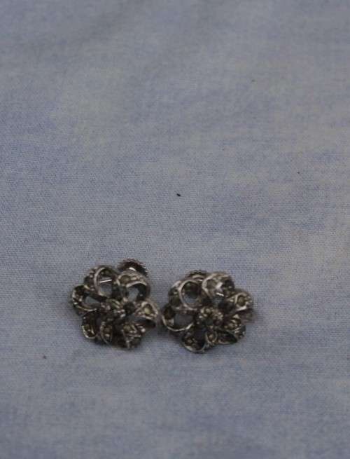 Vintage screw on earrings