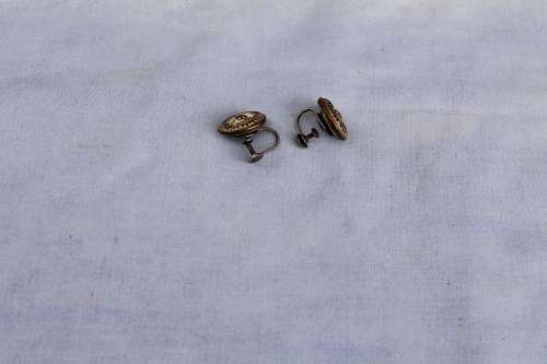 Vintage screw on earrings