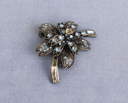Vintage brooch with Blue Stones