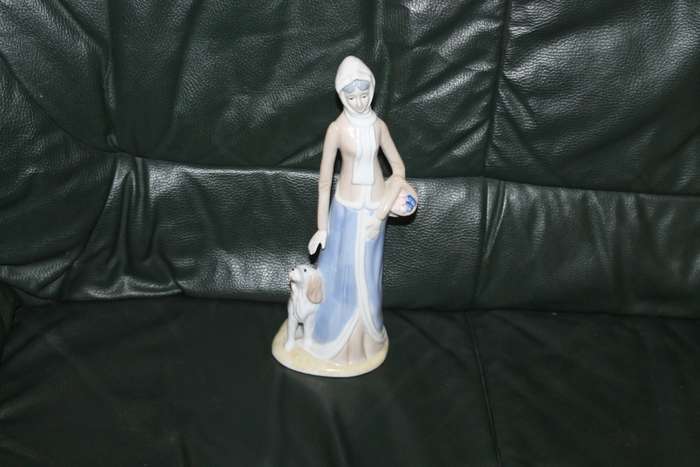 Leonardo Collection Lady with dog