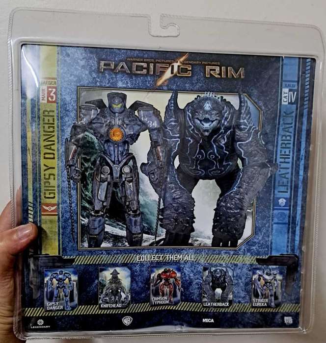 2013 NECA - Pacific Rim - Dual Pack - Leatherback & Battle Damage Gipsy Danger - 7` Action Figure