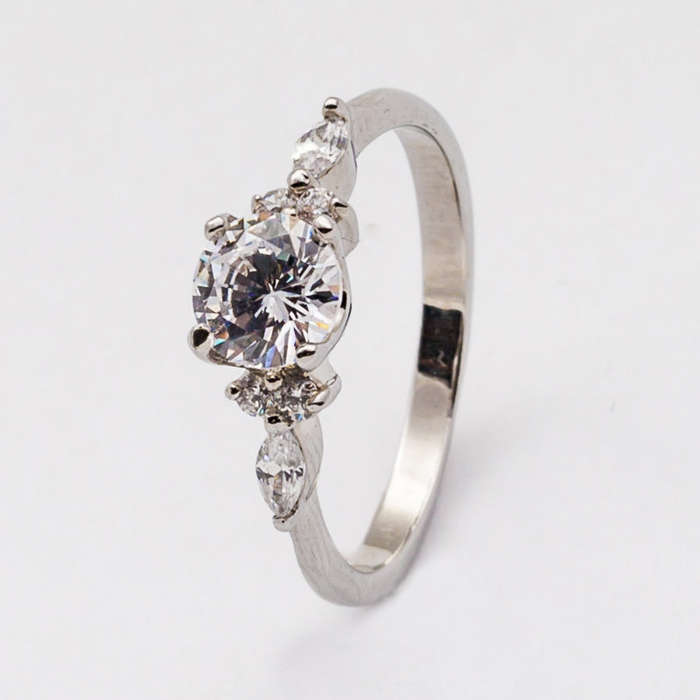 Amazing 1.40 Carat Simulated Diamond Ring. Sizes Available : 6 ; 7 ; 8 ; 9 ; 10 !!!