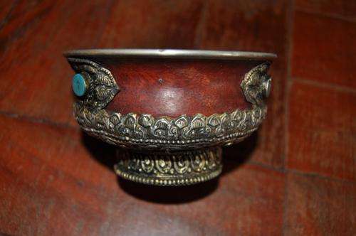 OLD TIBETIAN WALLNUT TEA CUP WITH COPPER AND SILVER INLAID