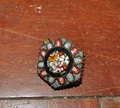 DELIGHTFULL VINTAGE MICROMOSAIC BROOCHE