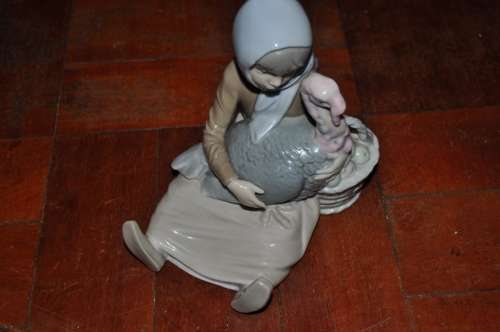 AWESOME LLADRO PORCELAIN FIGURINE GIRL WITH TURKEY