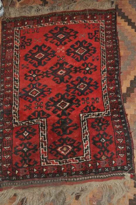 AWESOME PERSIAN HANDMADE CARPET  75X107CM IN GOOD CONDITION