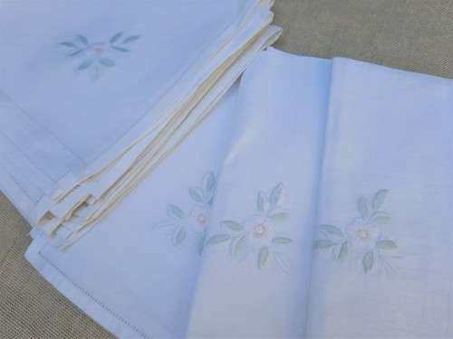 10 white rayon napkins - embroidered flower motif - 42 x 42cm