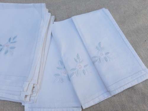10 white rayon napkins - embroidered flower motif - 42 x 42cm