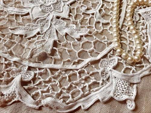 Handmade needle lace doily / doilie - 36cm - white - scarce