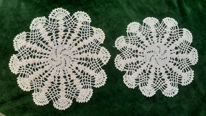 Two small round doilies - white - 15 and 19 cm