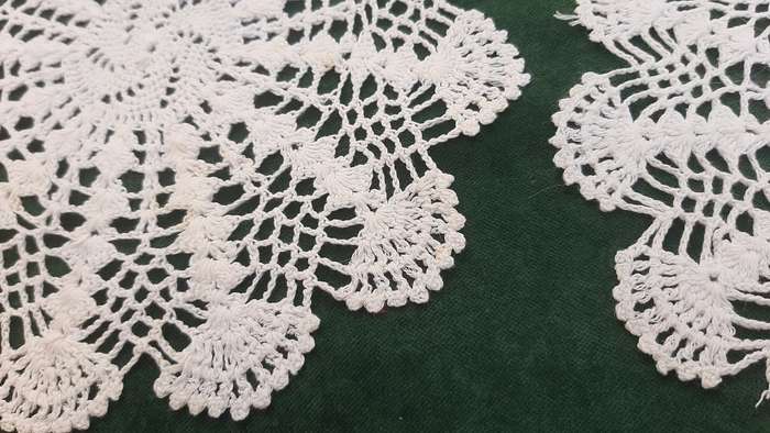 Two small round doilies - white - 15 and 19 cm