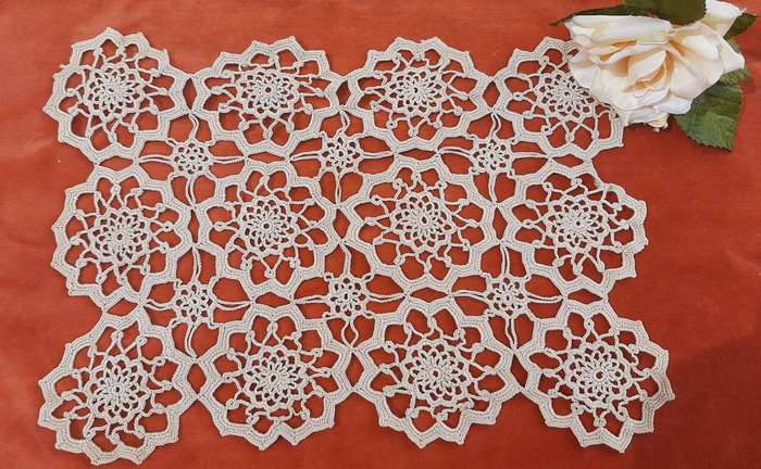 Ecru crochet square - 36 x 25 cm