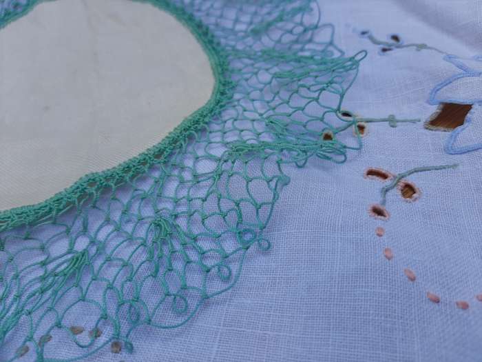 Pretty lacy doily/doilie - white and blue - 22cm
