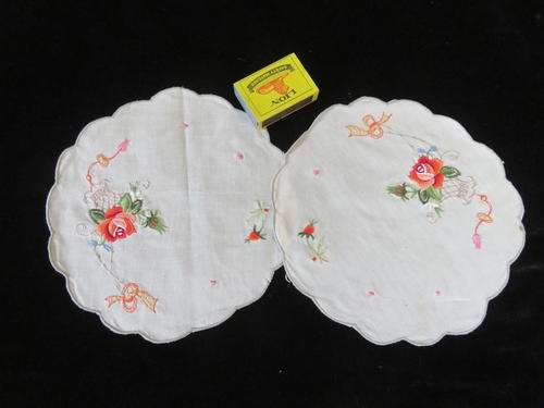Machine embroidered doilies - set