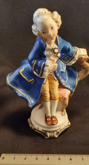 Porcelain Vintage Victorian Man Made in Italy  Hight12 cm width 9 cm