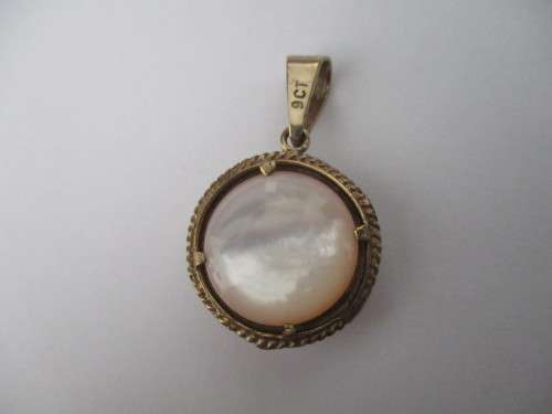 9ct Yellow Gold and Mabe`Pearl Pendant