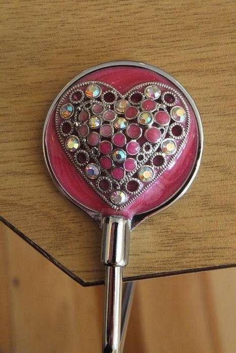 Handbag holder for that special occasion - round with bling heart in the middle with bright stones