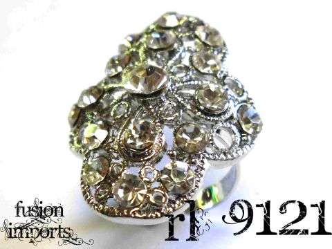 CRAZZZY R1 AUCTION - STUNNING  DIAMANTE RING - ADJUSTABLE SIZE