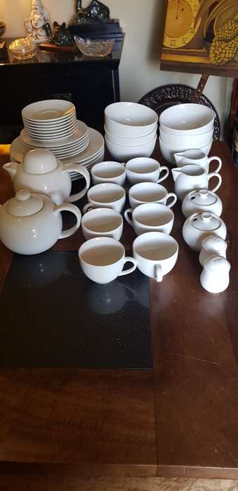 41 Piece Maxwell Williams dinner and tea/coffee set plus extra Tea/Coffee pot