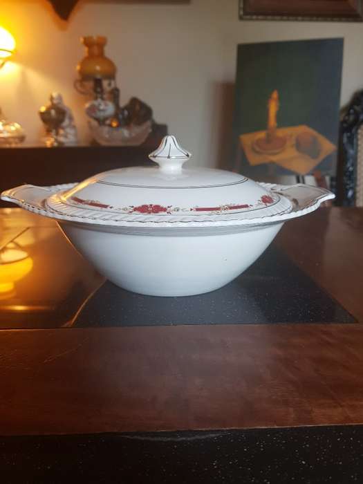 Old English Johnson Bros Lidded Soup Tureen