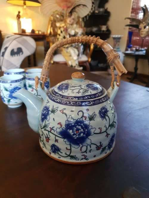 Beautiful Chinese Tea Pot and 4 Cups.