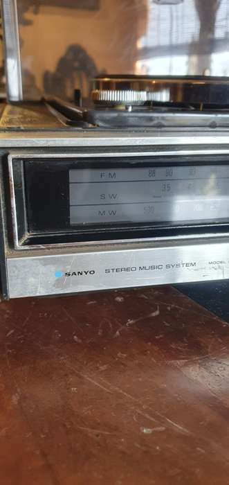Vintage Sanyo Model GXT 441NB Stereo Music System