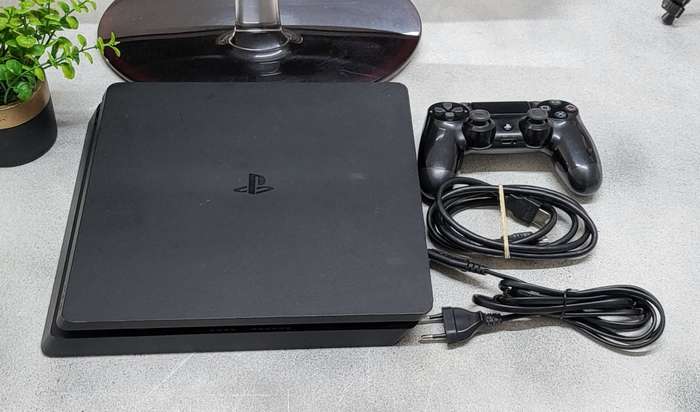 Sony PS4 With 1 Original Controller