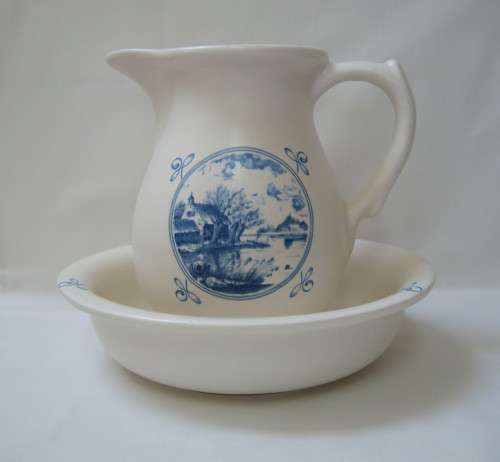 VINTAGE CRESCENT POTTERIES ORNAMENTAL 'DELFTWARE' SMALL WASHSTAND EWER & BASIN