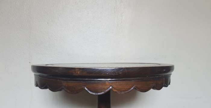 ANTIQUE HAND ENGRAVED HIGH RELIEF SIGNED CHINEESE RESIN SIDE TABLE.