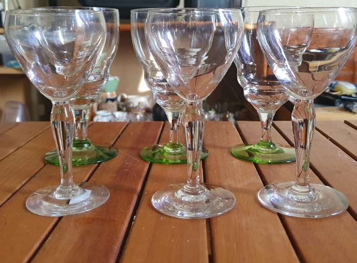 SET OF 6 PIECES VINTAGE CRYSTAL STEMMED FINE WINE GLASSES.