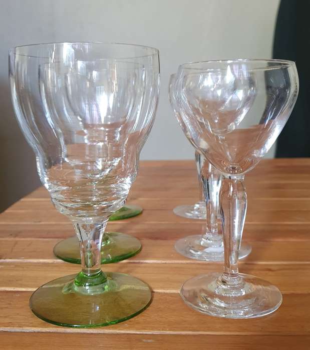SET OF 6 PIECES VINTAGE CRYSTAL STEMMED FINE WINE GLASSES.