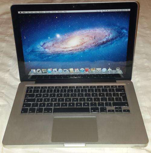 MacBook Pro 13" LED backlit widescreen notebook. Mint condition - Free Shipping -