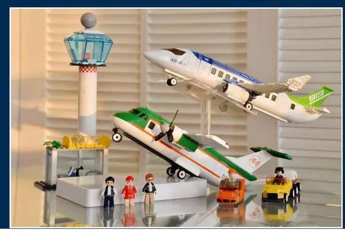 Sluban Building Set: Aviation Airport - 731 Pieces (Unboxed)