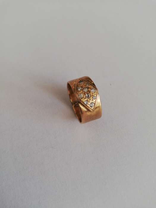 ** SOLID 9CT GOLD RING ** 5.70 GRAMS ** CLEARLY MARKED ** 10 STONES ** CRAZY R1 START !!!